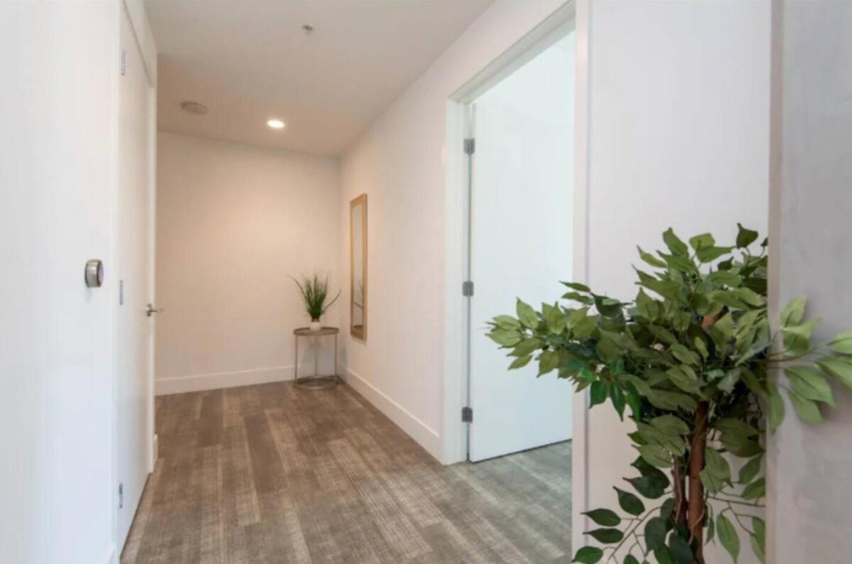 Modern 3 Bedroom High-rise With Pool, Spa, And Rooftop Deck Apartment