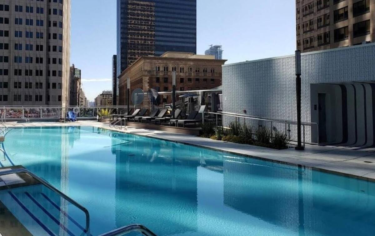 Modern 3 Bedroom High-rise With Pool, Spa, And Rooftop Deck Apartment Los Angeles