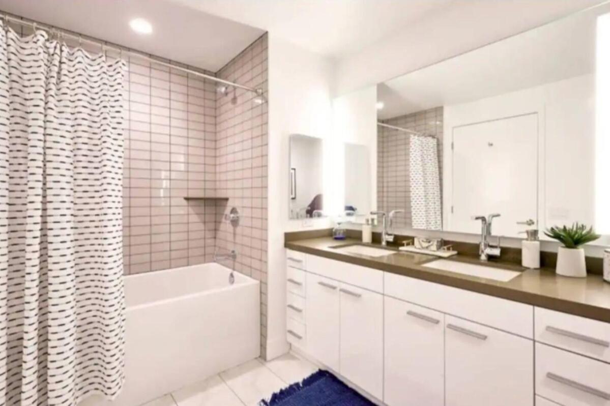 Apartment Modern 3 Bedroom High-rise With Pool, Spa, And Rooftop Deck Los Angeles