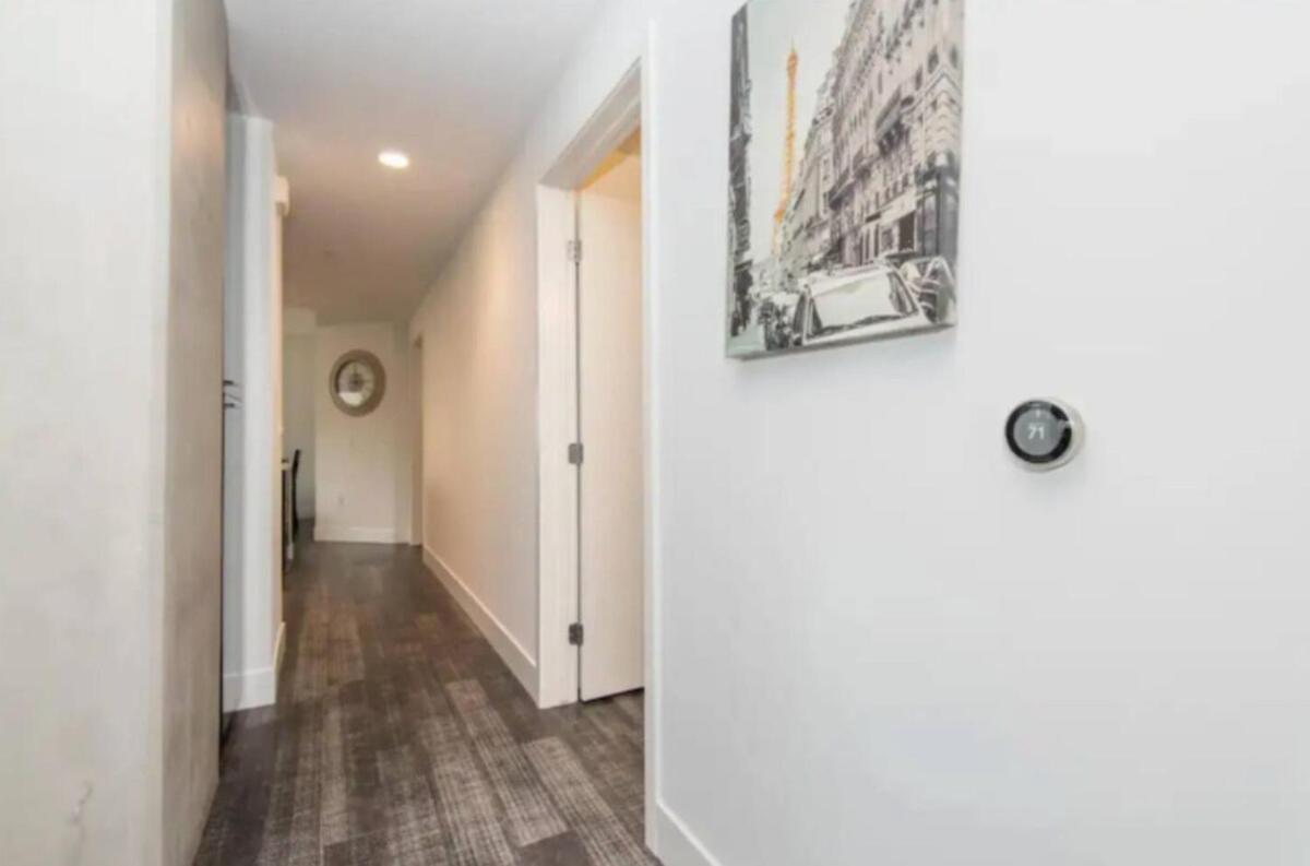 Apartment Modern 3 Bedroom High-rise With Pool, Spa, And Rooftop Deck