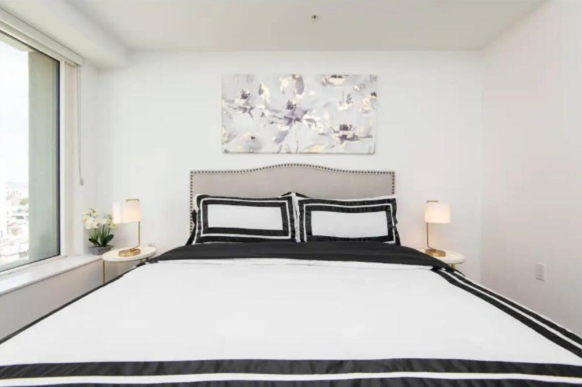 Modern 3 Bedroom High-rise With Pool, Spa, And Rooftop Deck Apartment *