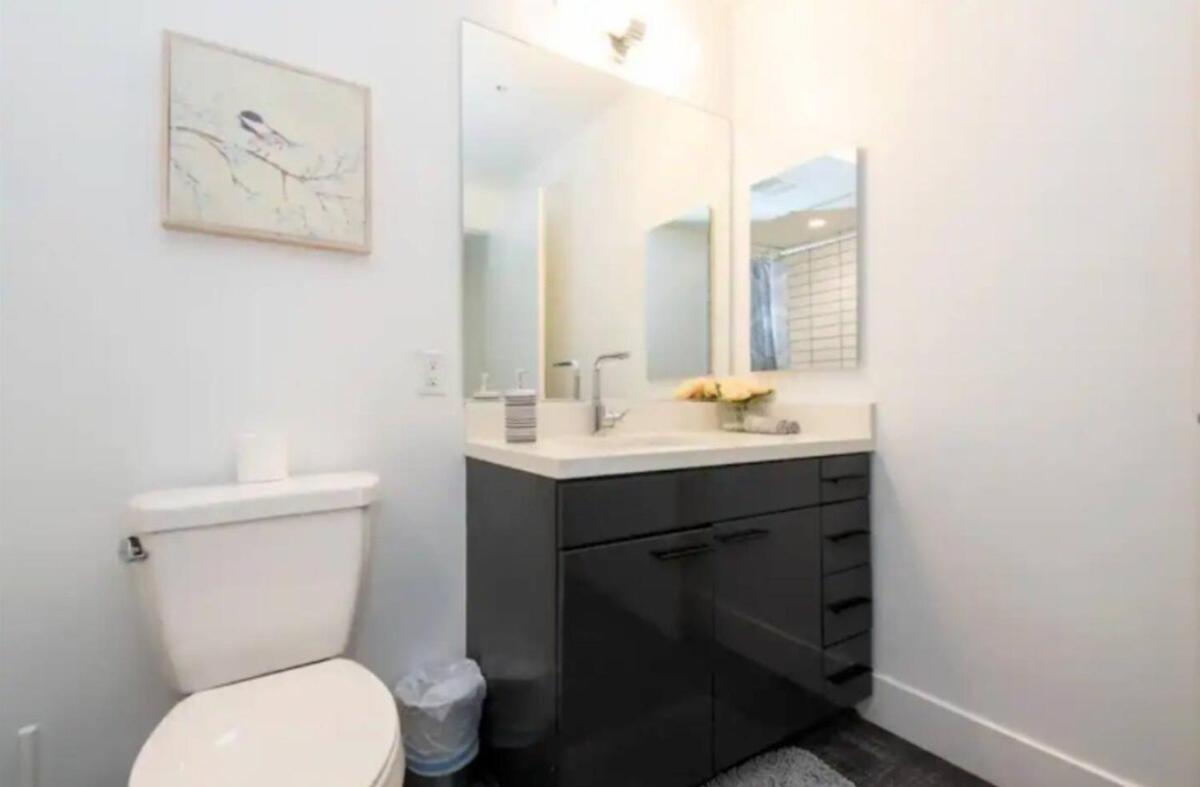 Modern 3 Bedroom High-rise With Pool, Spa, And Rooftop Deck *