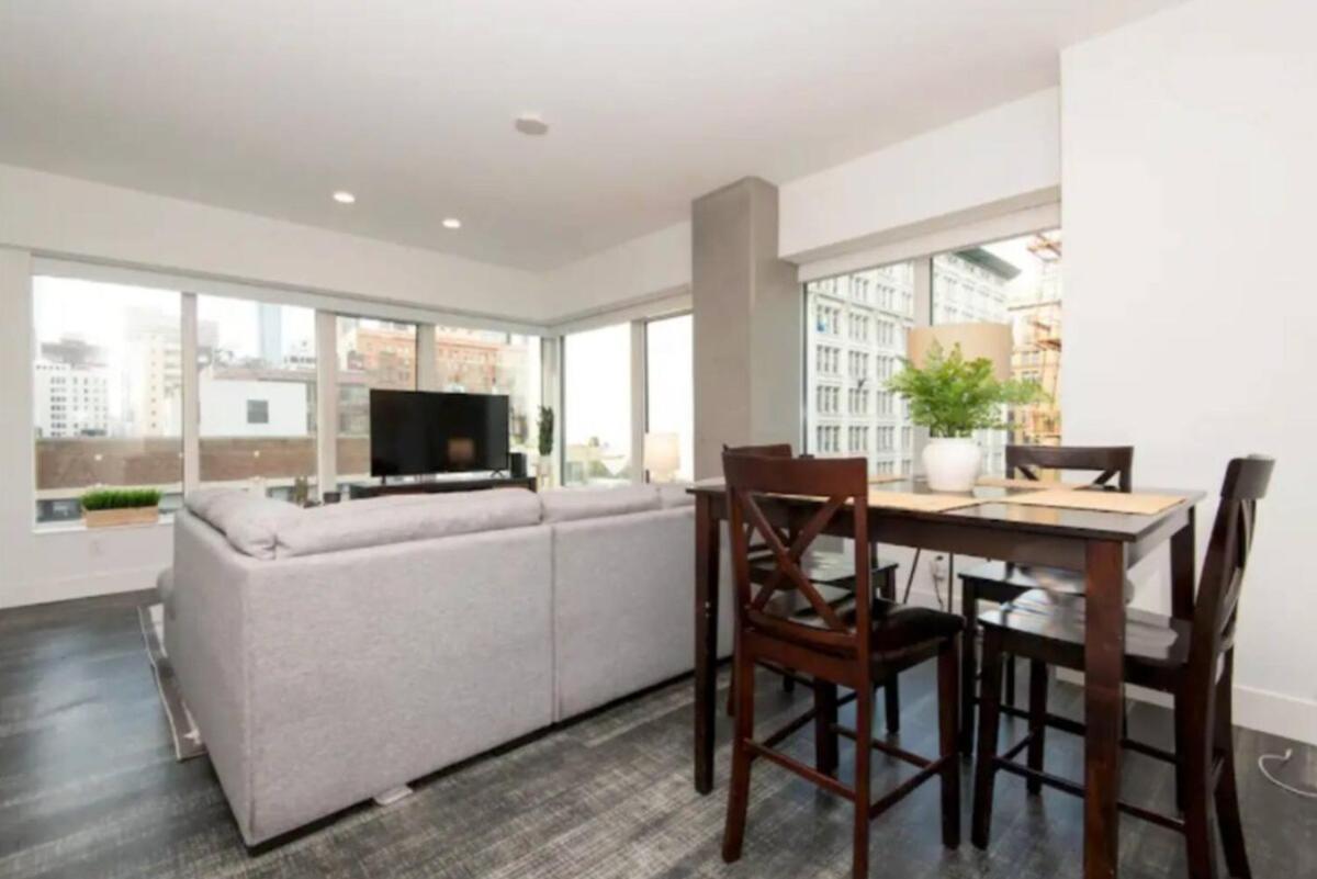 Modern 3 Bedroom High-rise With Pool, Spa, And Rooftop Deck Apartment *