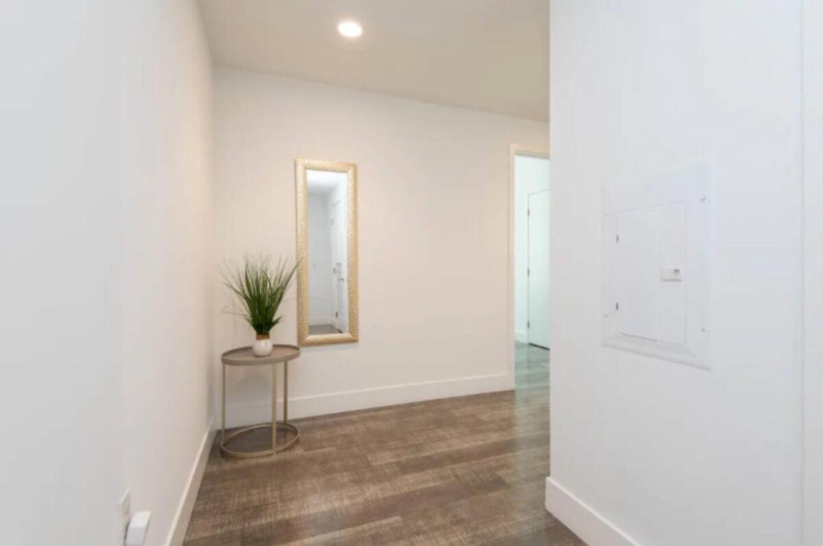 Apartment Modern 3 Bedroom High-rise With Pool, Spa, And Rooftop Deck *