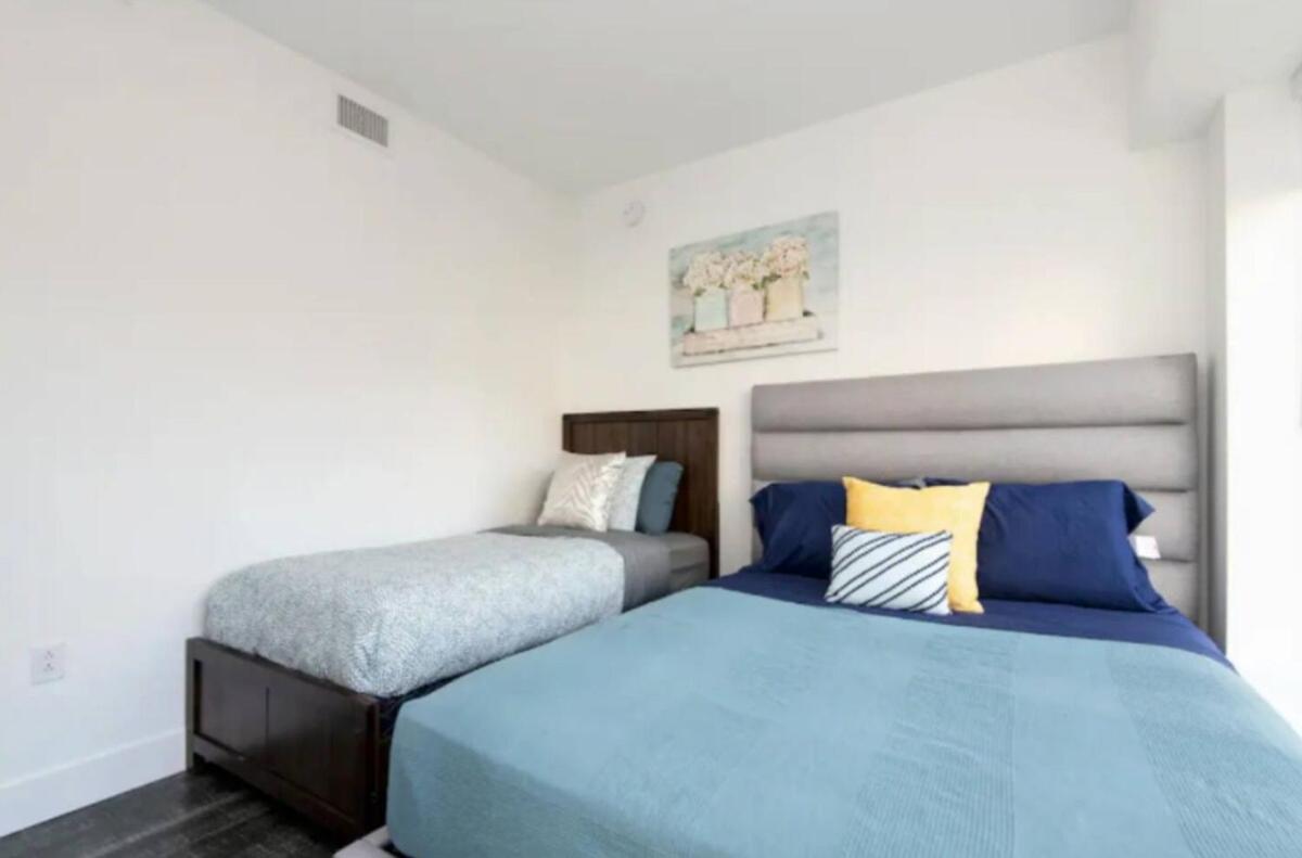 Modern 3 Bedroom High-rise With Pool, Spa, And Rooftop Deck Apartment Los Angeles