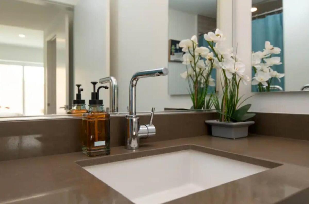 Modern 3 Bedroom High-rise With Pool, Spa, And Rooftop Deck *