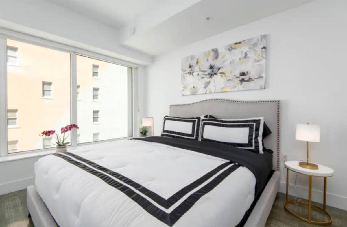 Modern 3 Bedroom High-rise With Pool, Spa, And Rooftop Deck Los Angeles