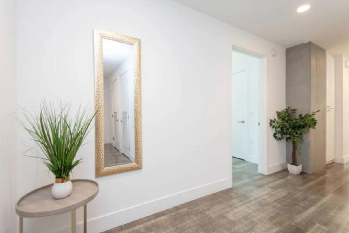 Modern 3 Bedroom High-rise With Pool, Spa, And Rooftop Deck
