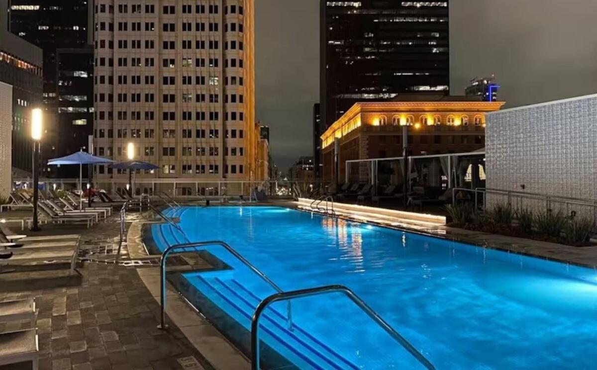 Modern 3 Bedroom High-rise With Pool, Spa, And Rooftop Deck