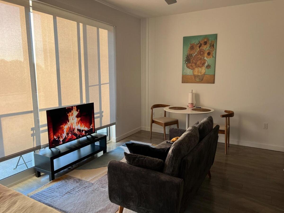 Santa Monica Bright With Stunning View Apartment