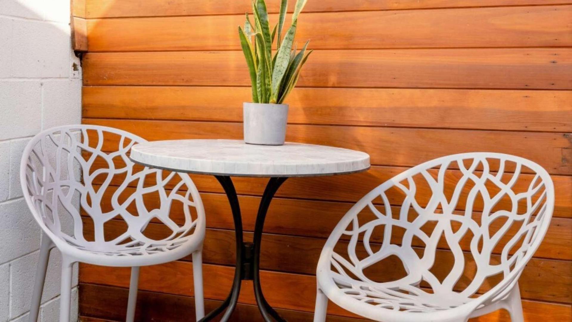 Sleek Luxury With Patio Lax & Access Apartment