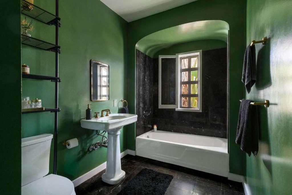 Luxurious Chic Chateau Exclusive Sunset Strip Hideaway In Weho