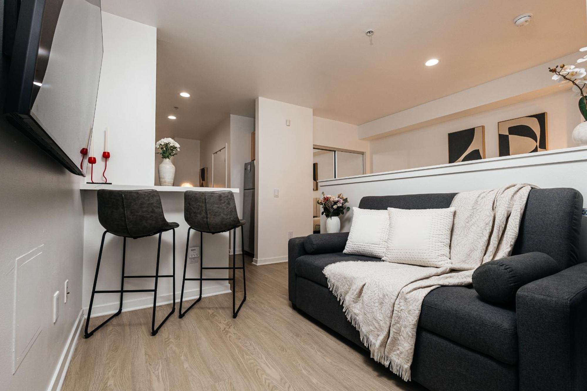 Seaside Serenity - Chic Santa Monica *