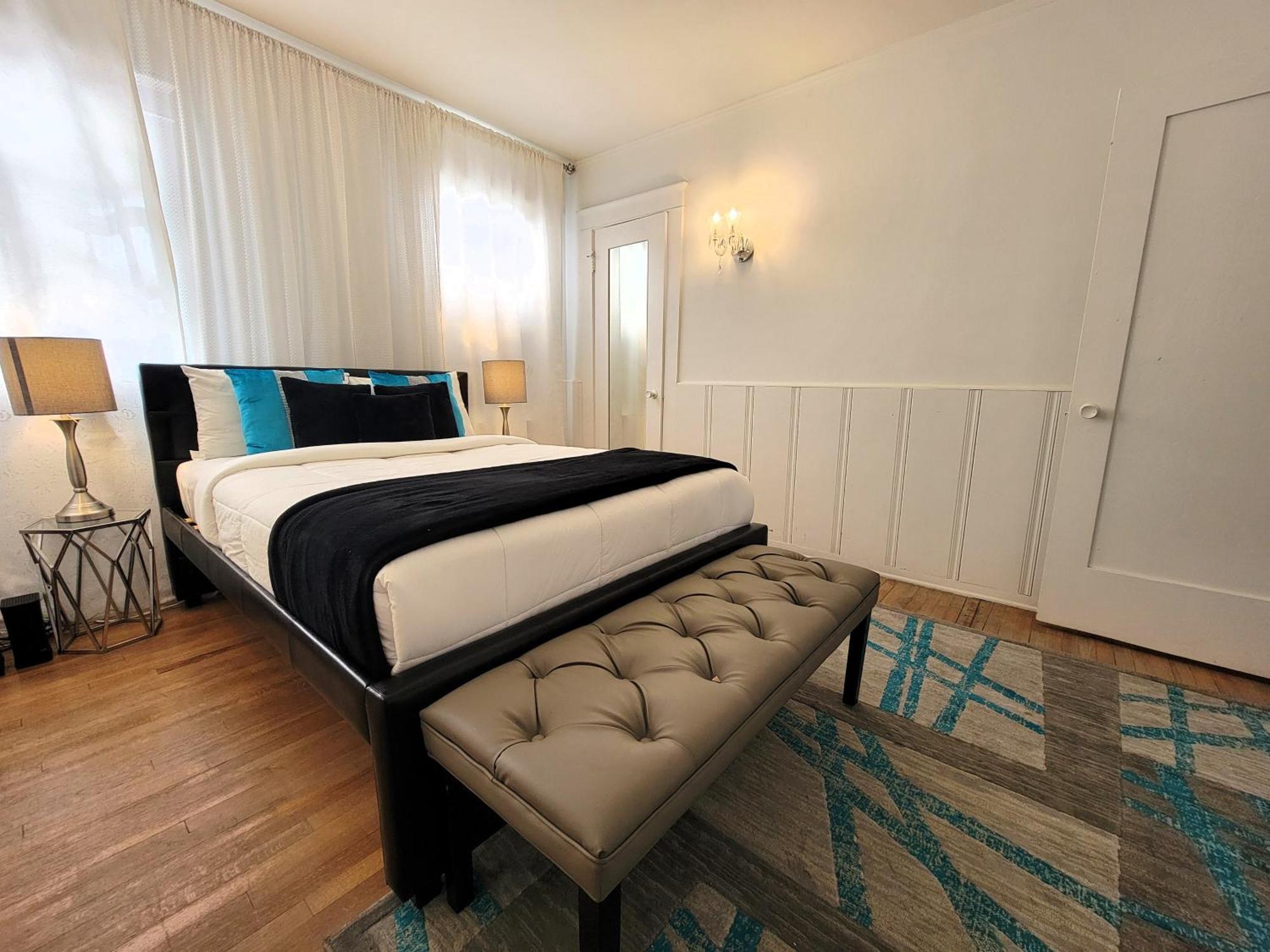 Spacious 5br Private 5 Minutes To Rodeo Drive With Hot Tub Spacious Backyard Parking