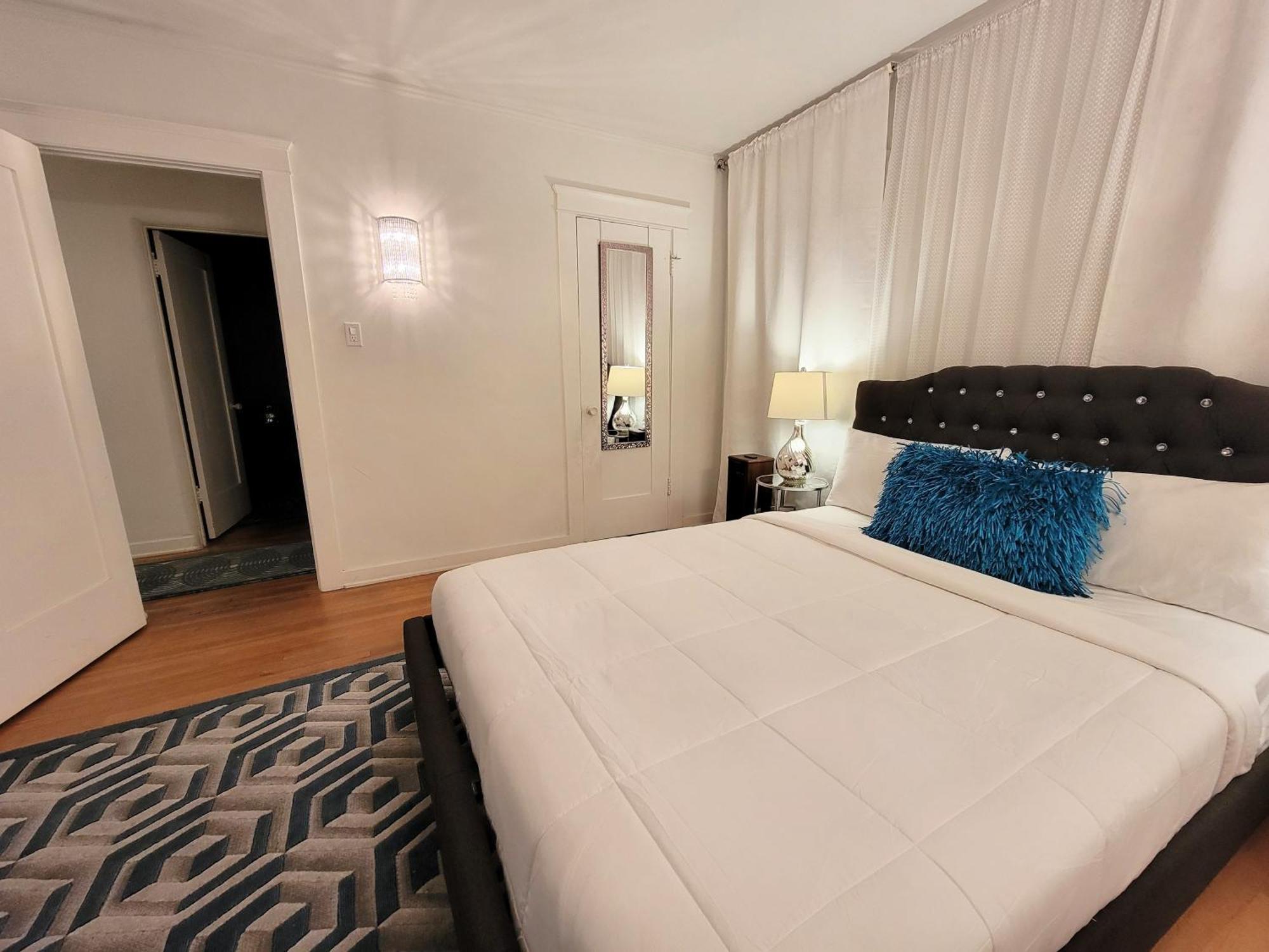 Holiday home Spacious 5br Private 5 Minutes To Rodeo Drive With Hot Tub Spacious Backyard Parking *