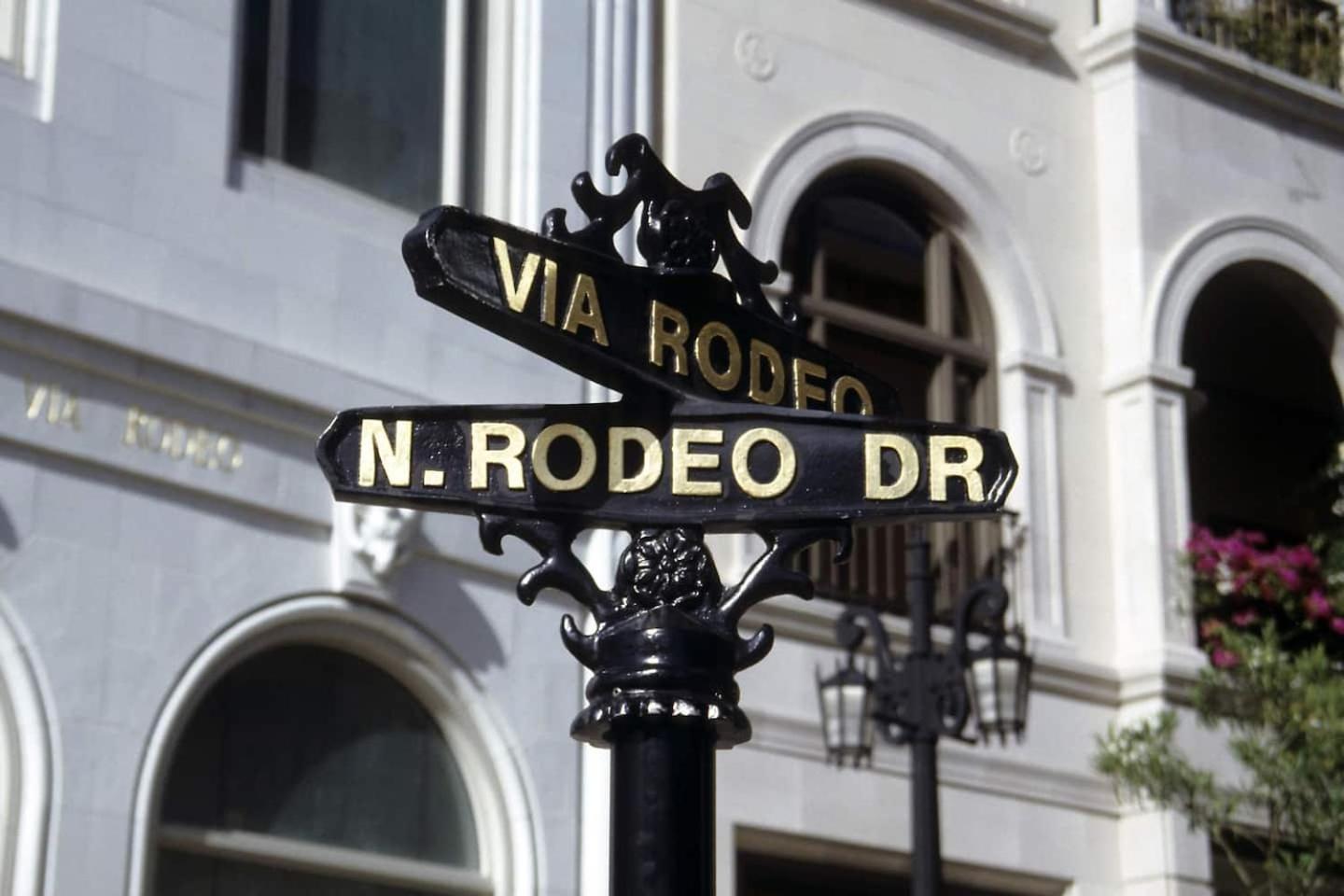 Spacious 5br Private 5 Minutes To Rodeo Drive With Hot Tub Spacious Backyard Parking *