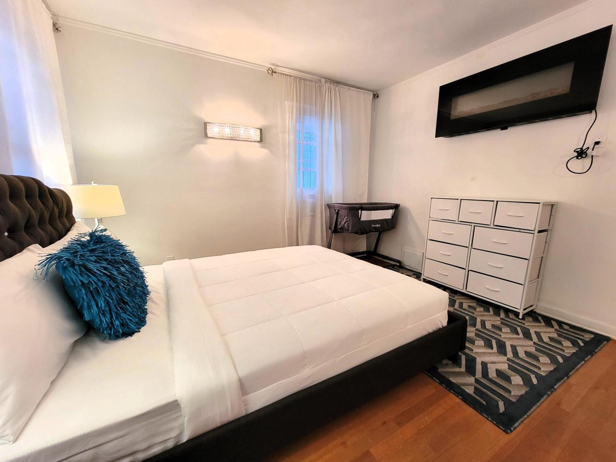 Spacious 5br Private 5 Minutes To Rodeo Drive With Hot Tub Spacious Backyard Parking * Los Angeles