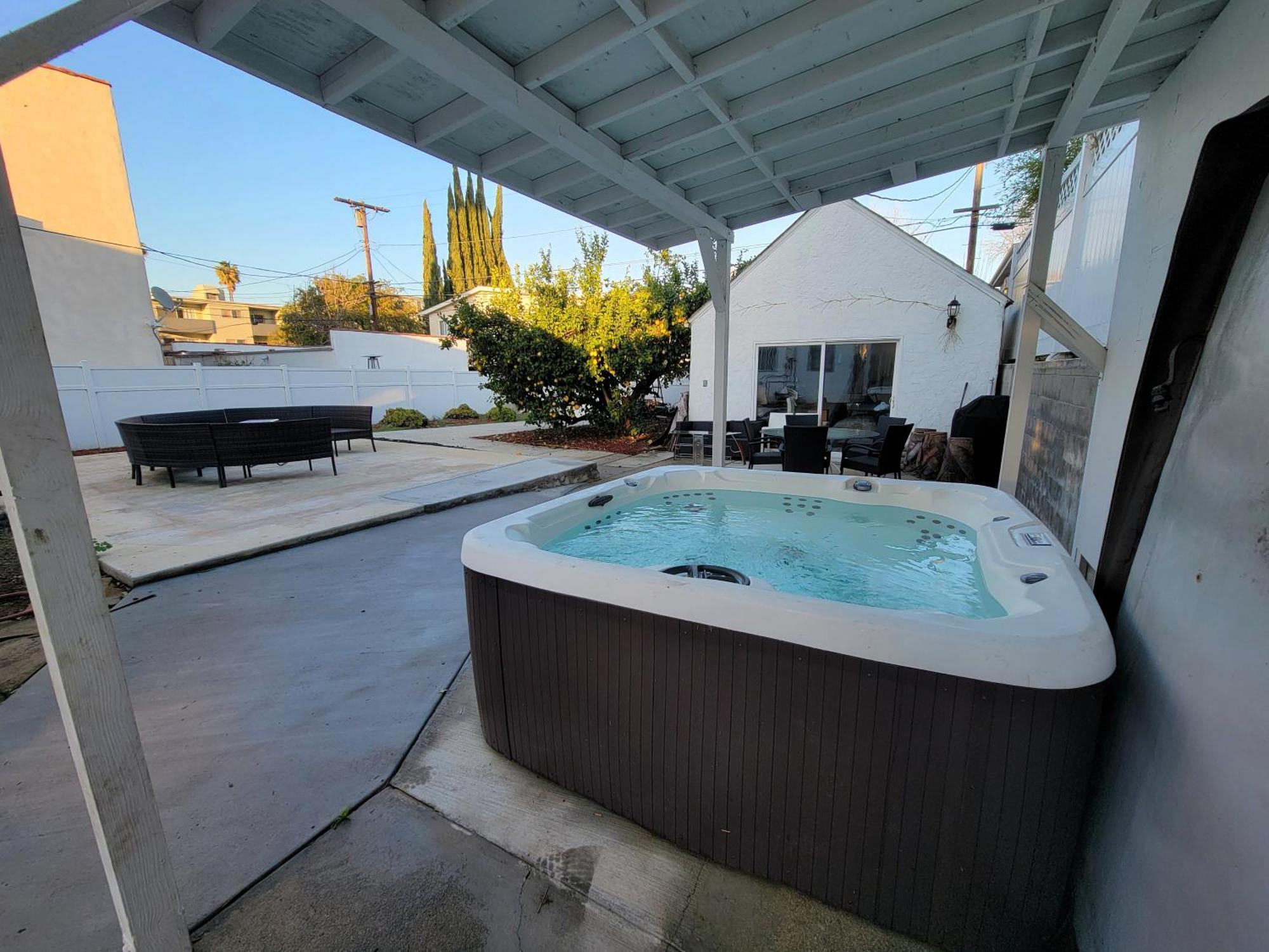 Spacious 5br Private 5 Minutes To Rodeo Drive With Hot Tub Spacious Backyard Parking *