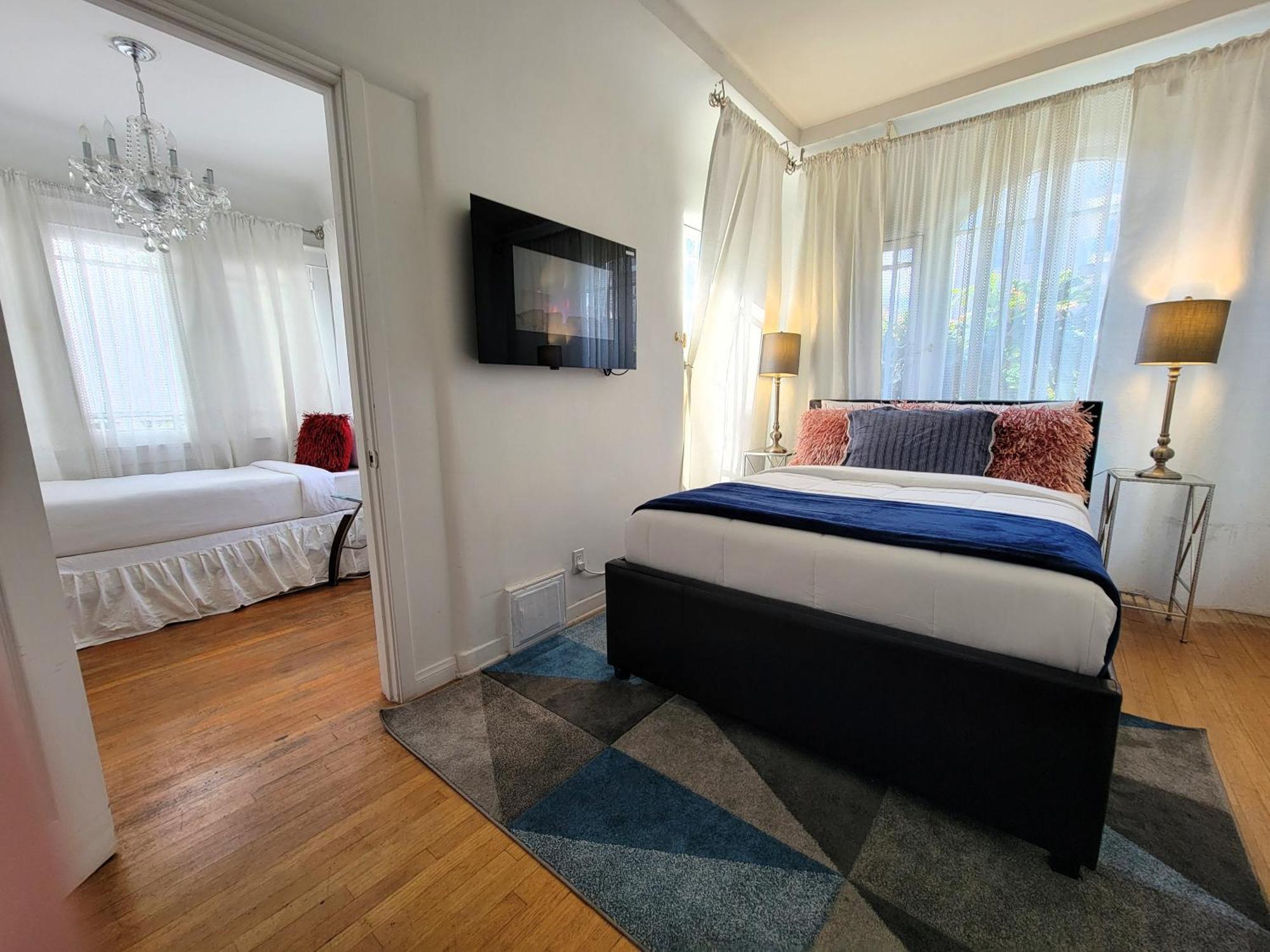 Holiday home Spacious 5br Private 5 Minutes To Rodeo Drive With Hot Tub Spacious Backyard Parking