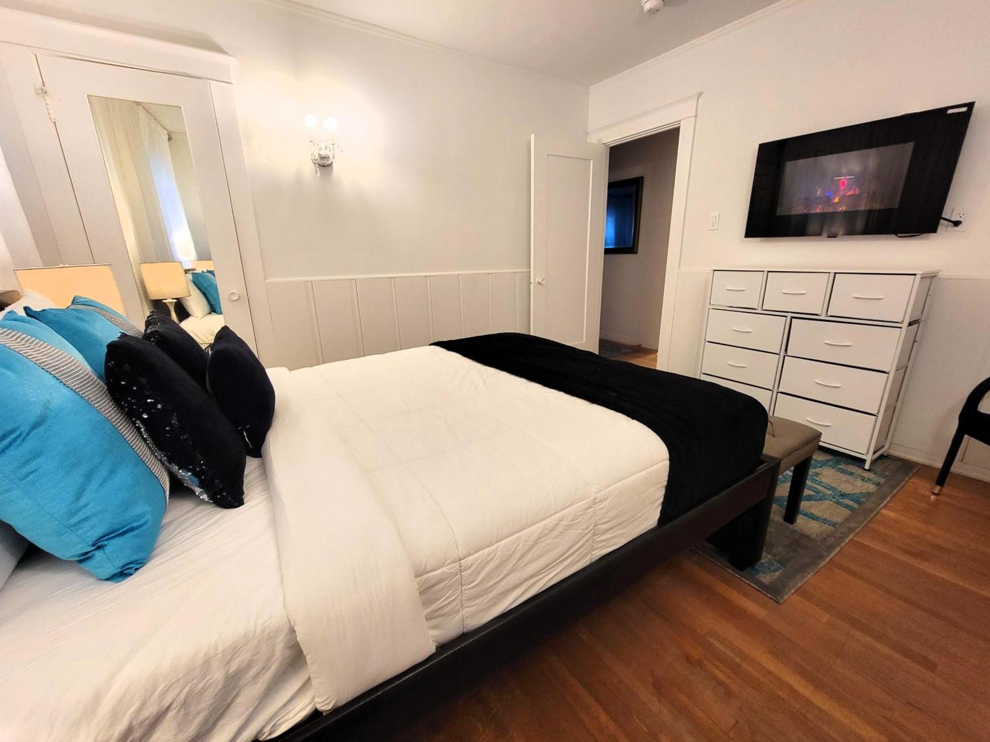 Spacious 5br Private 5 Minutes To Rodeo Drive With Hot Tub Spacious Backyard Parking Los Angeles
