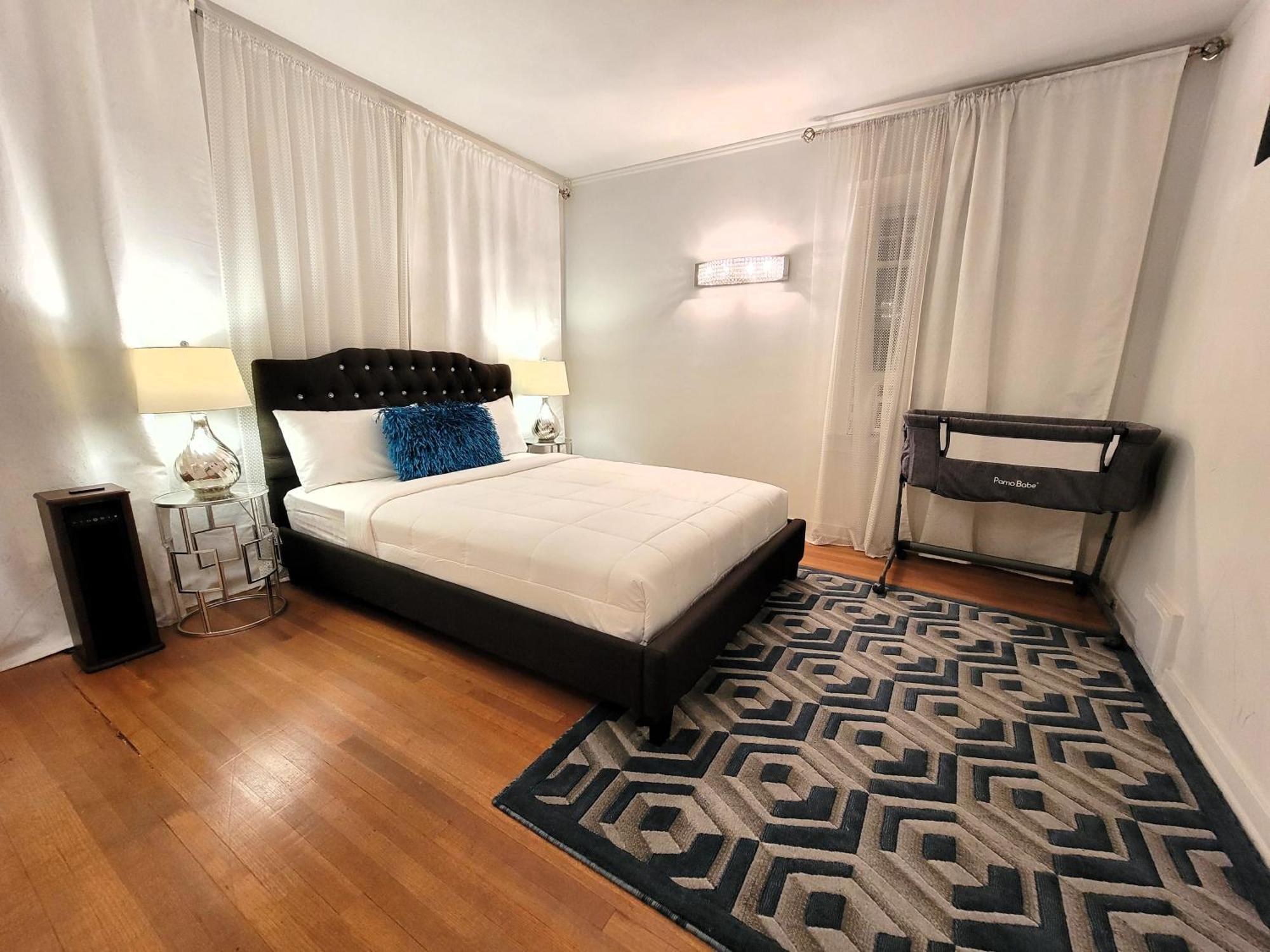 Spacious 5br Private 5 Minutes To Rodeo Drive With Hot Tub Spacious Backyard Parking Holiday home *