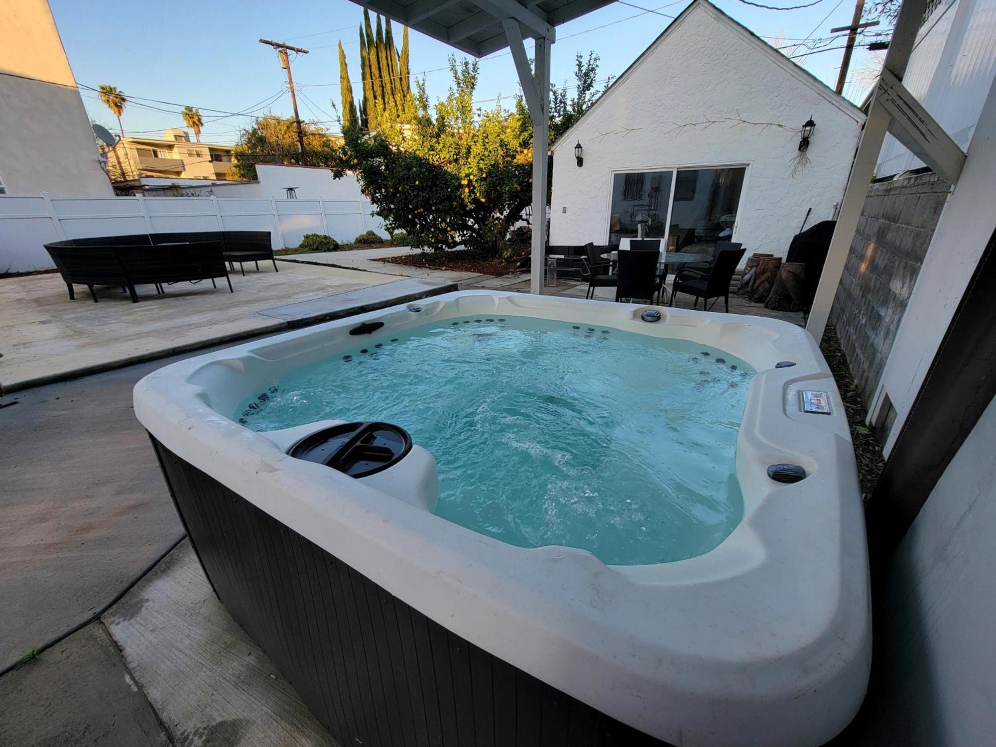 Spacious 5br Private 5 Minutes To Rodeo Drive With Hot Tub Spacious Backyard Parking *
