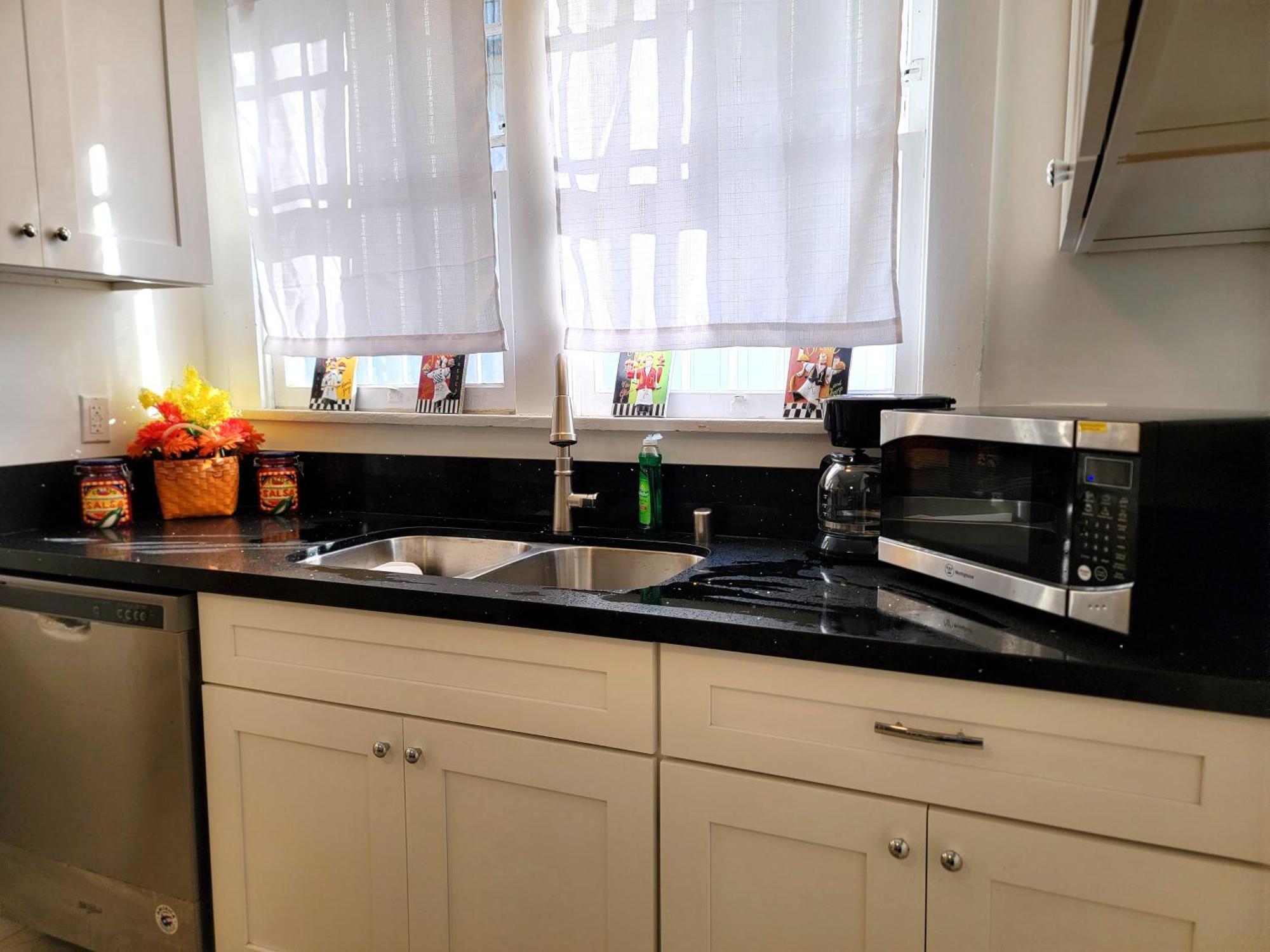 Holiday home Spacious 5br Private 5 Minutes To Rodeo Drive With Hot Tub Spacious Backyard Parking Los Angeles