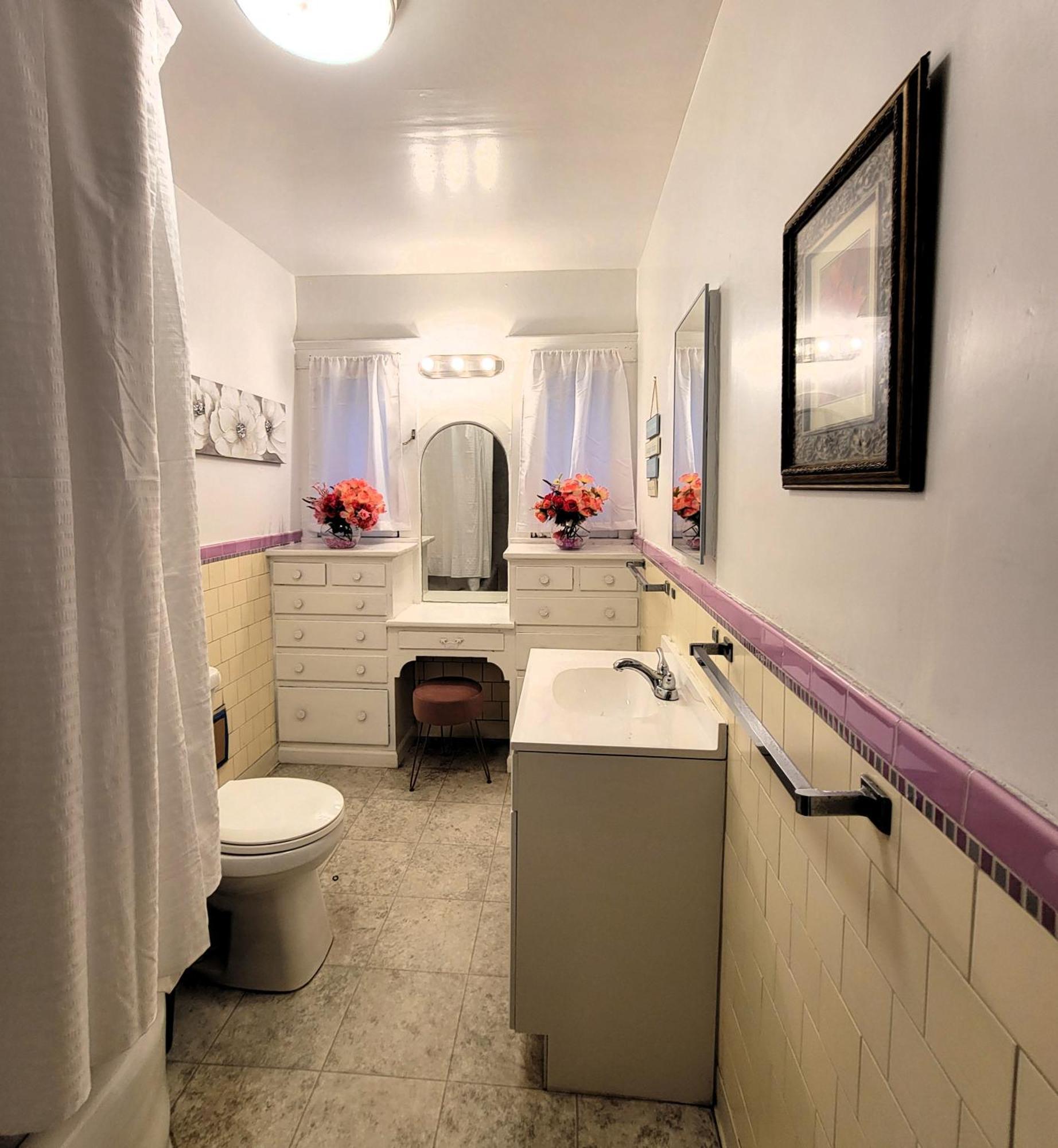 Spacious 5br Private 5 Minutes To Rodeo Drive With Hot Tub Spacious Backyard Parking *