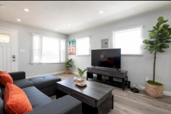 Apartment Charming 2br With Onsite Parking Included *