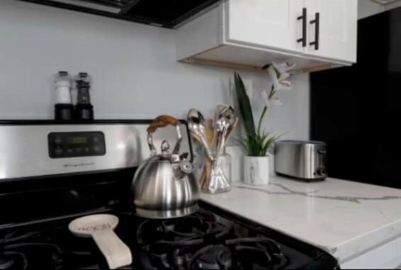 Charming 2br With Onsite Parking Included *