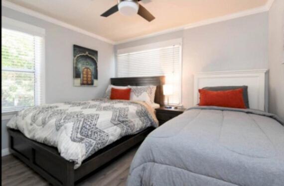 Charming 2br With Onsite Parking Included *