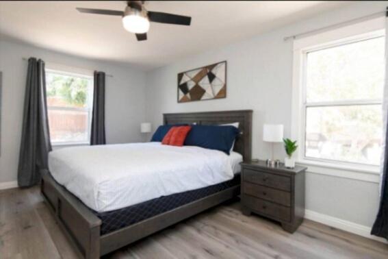 Charming 2br With Onsite Parking Included Los Angeles