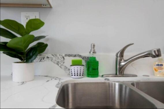 Apartment Charming 2br With Onsite Parking Included *