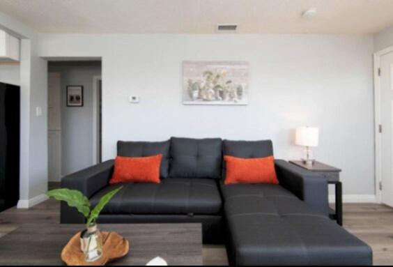Charming 2br With Onsite Parking Included *