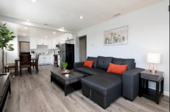Charming 2br With Onsite Parking Included Los Angeles