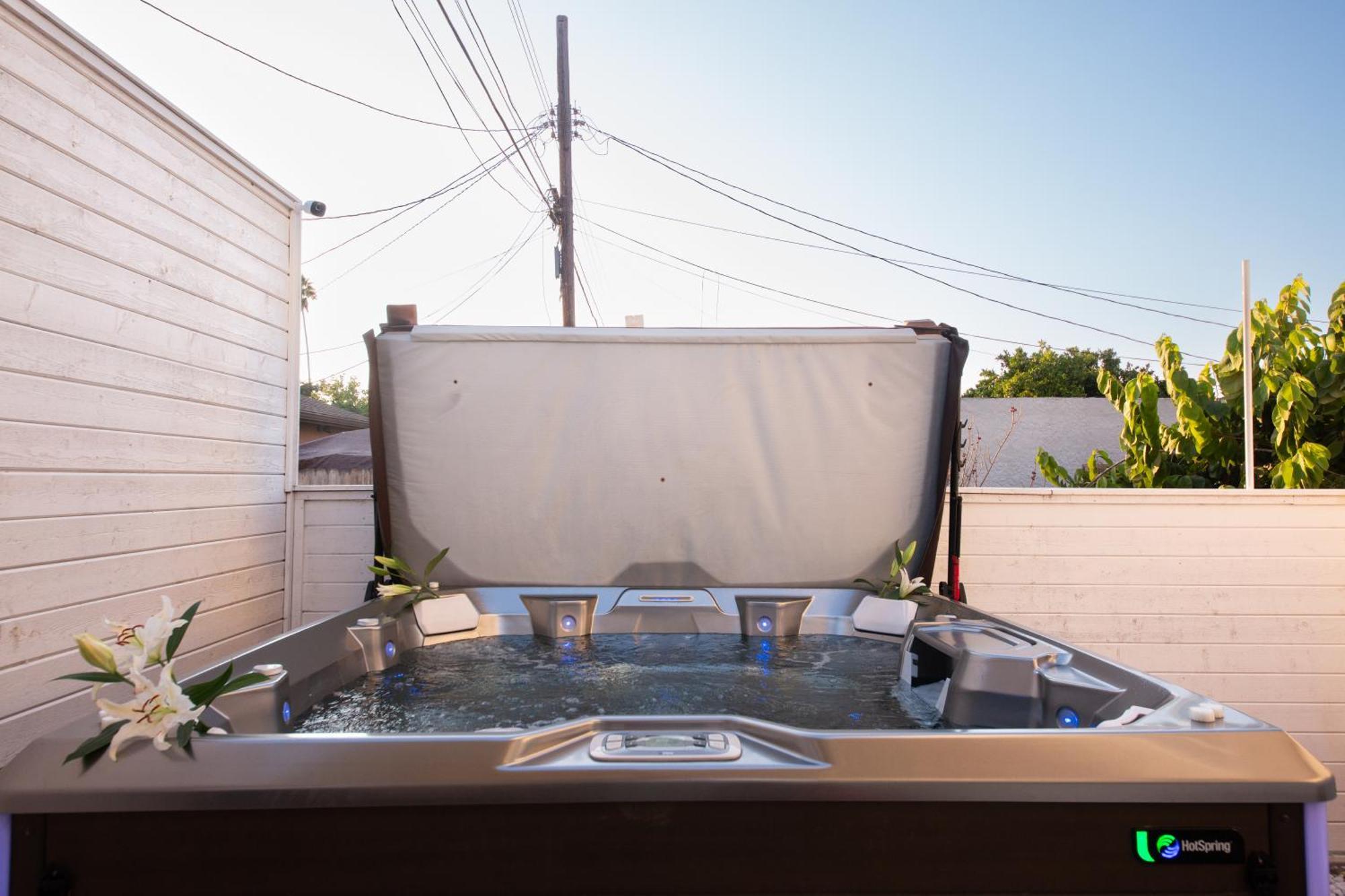 Spacious Luxury In The Heart Of La! Free Parking And Jacuzzi Villa