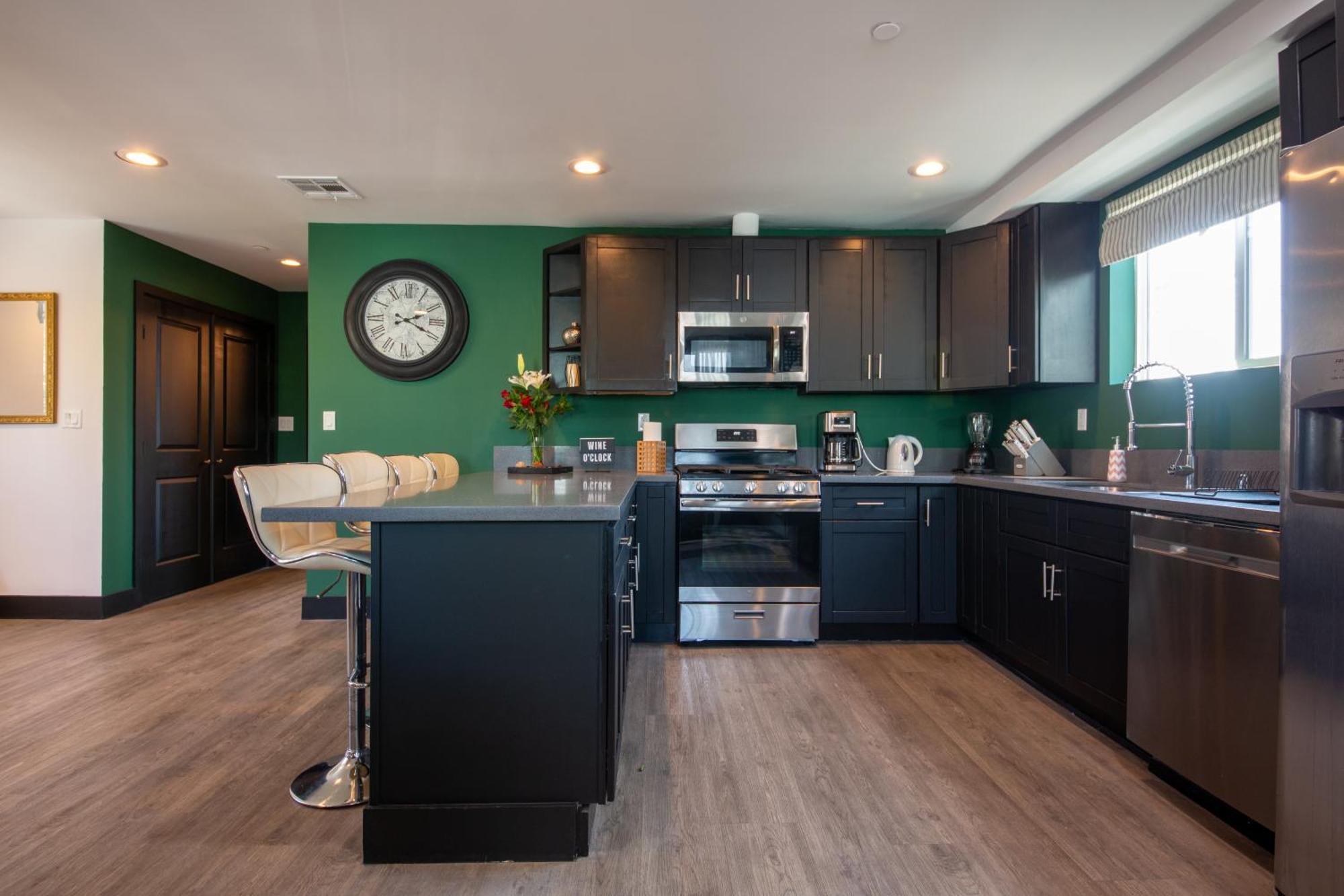 Spacious Luxury In The Heart Of La! Free Parking And Jacuzzi Villa *