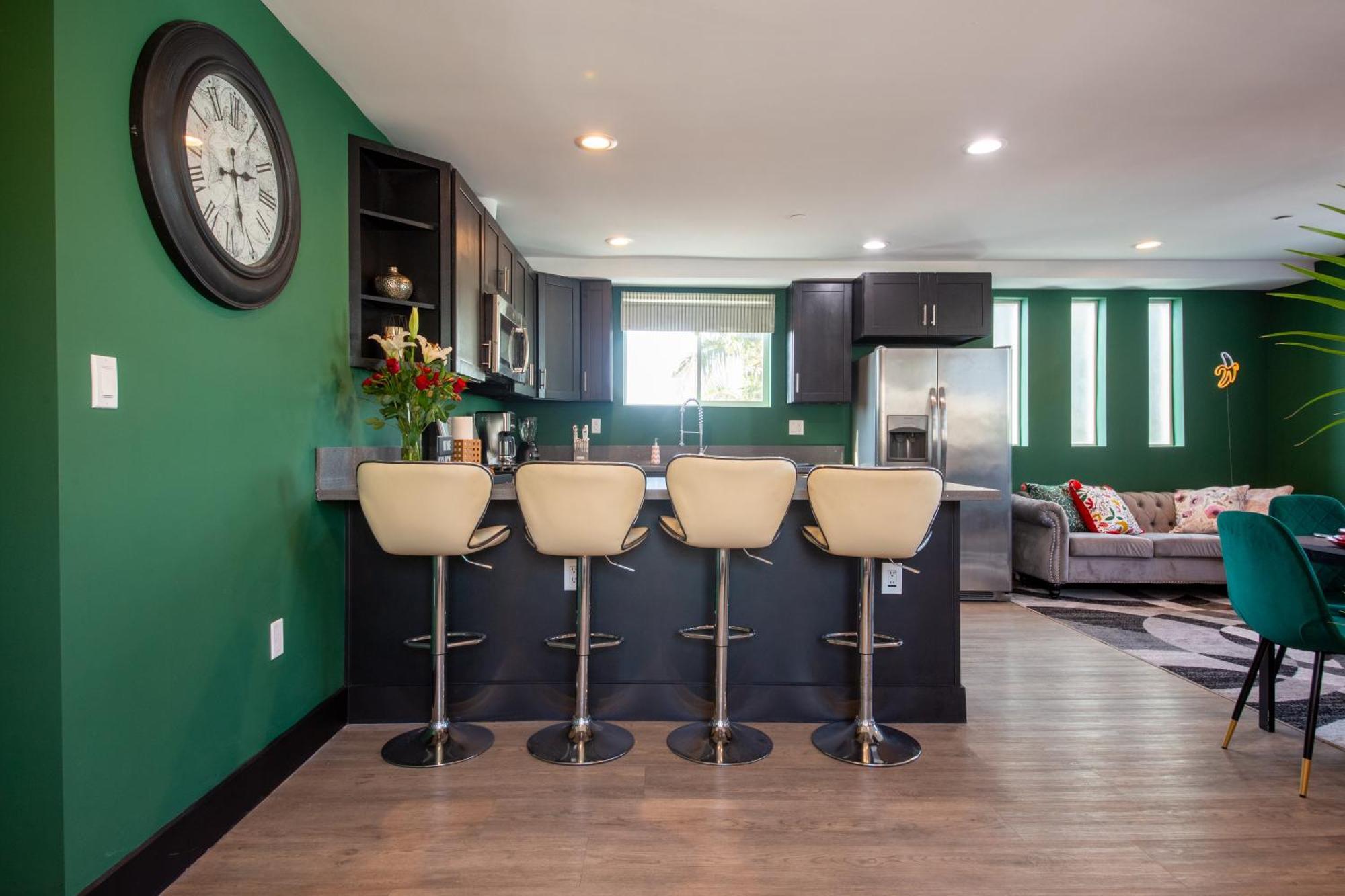 Spacious Luxury In The Heart Of La! Free Parking And Jacuzzi Villa Los Angeles