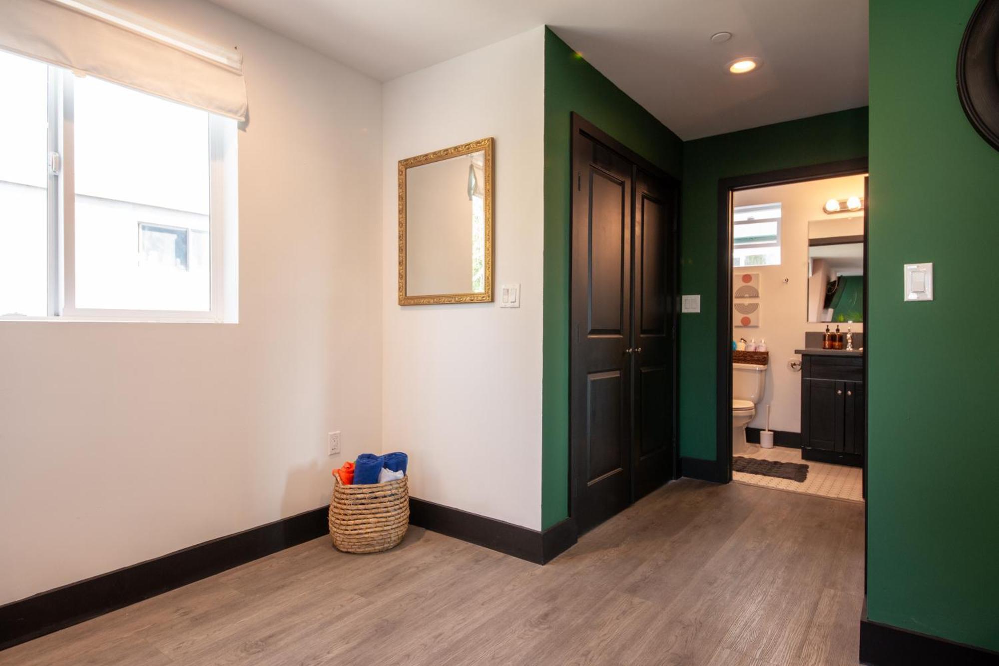 Spacious Luxury In The Heart Of La! Free Parking And Jacuzzi Villa *