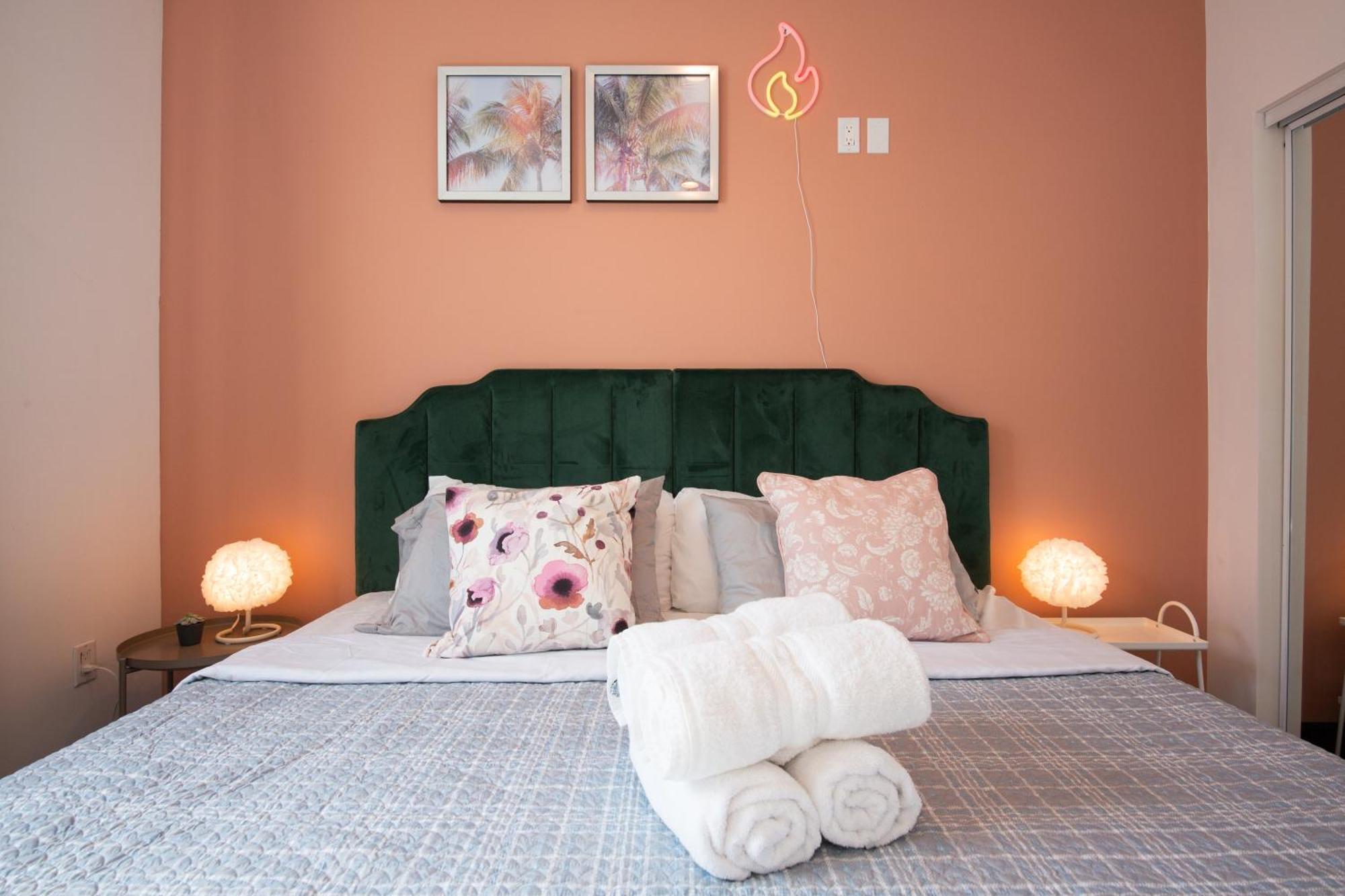Villa Spacious Luxury In The Heart Of La! Free Parking And Jacuzzi Los Angeles