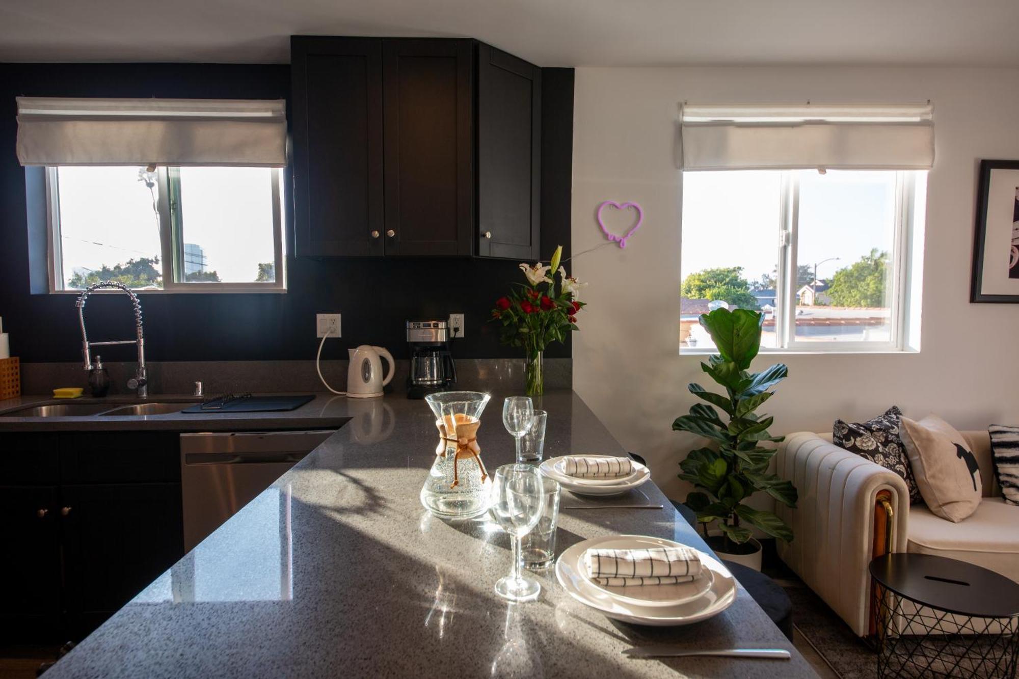 Spacious Luxury In The Heart Of La! Free Parking And Jacuzzi * Los Angeles