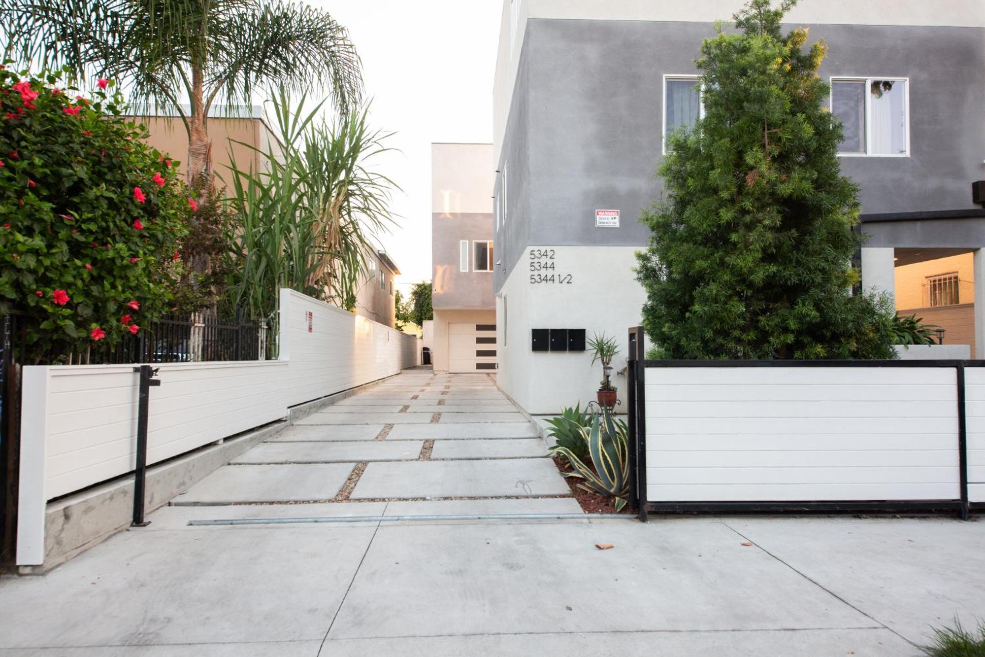 Spacious Luxury In The Heart Of La! Free Parking And Jacuzzi Villa