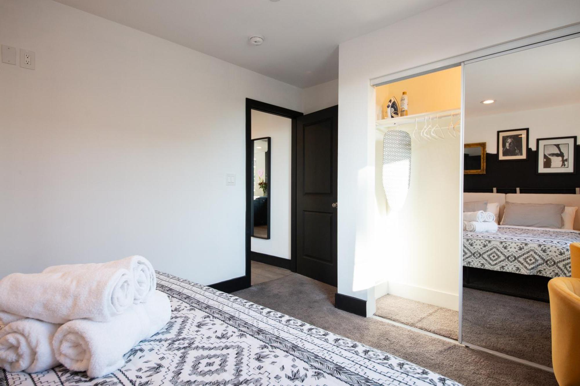 Spacious Luxury In The Heart Of La! Free Parking And Jacuzzi Villa