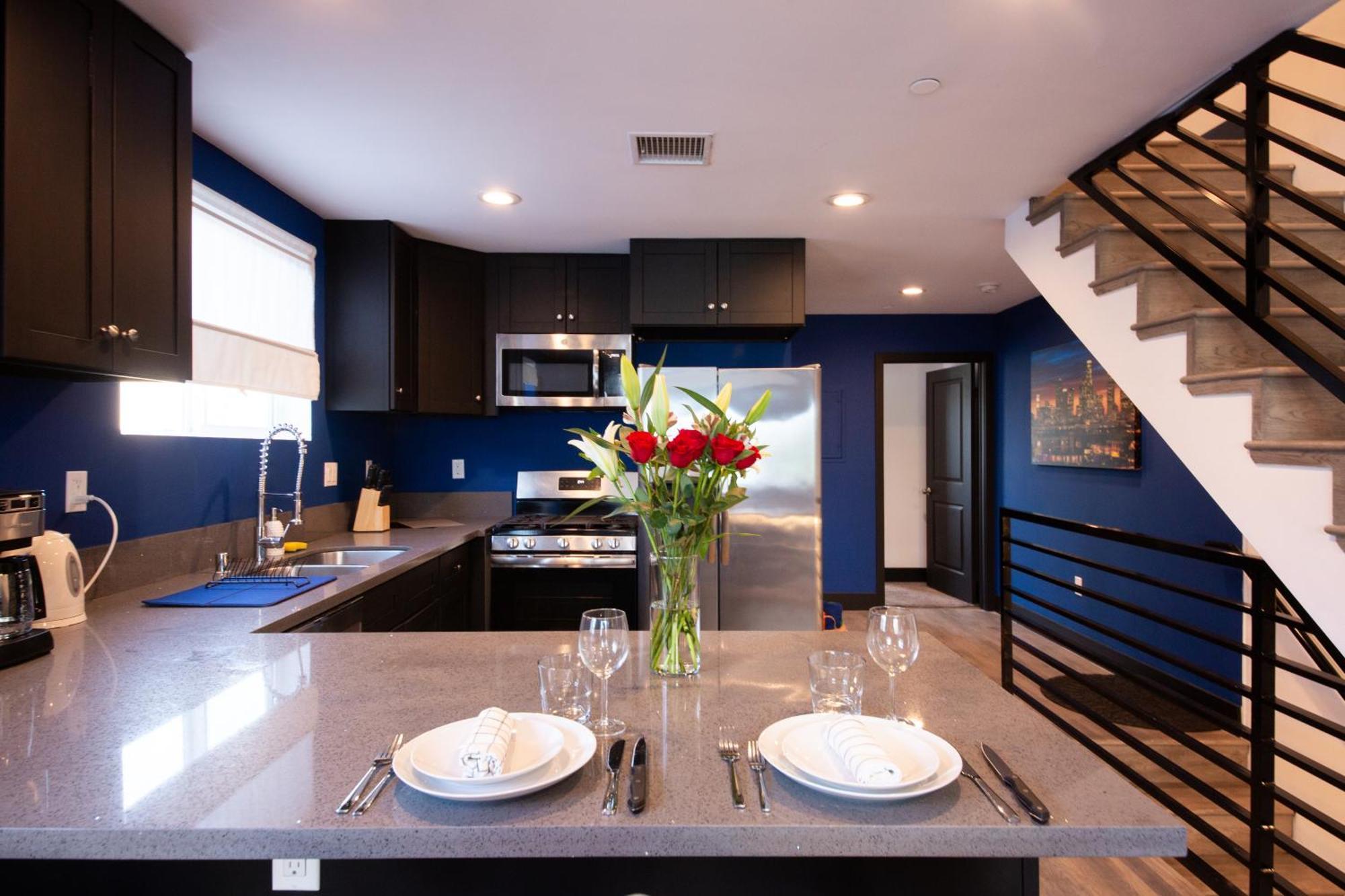 Spacious Luxury In The Heart Of La! Free Parking And Jacuzzi Los Angeles