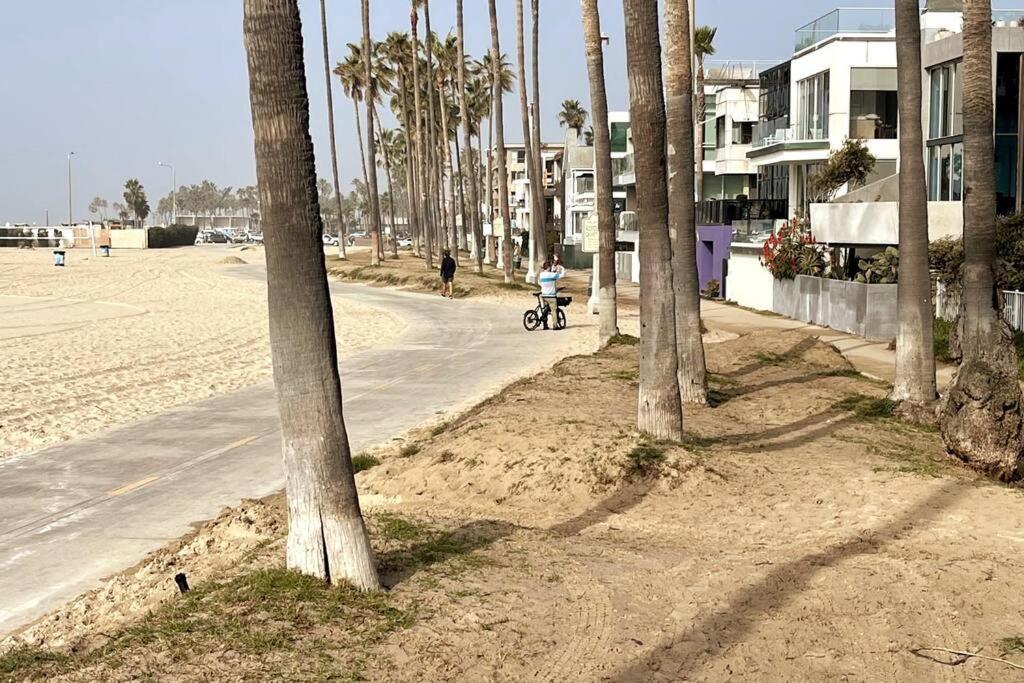 Apartment House On The Los Angeles