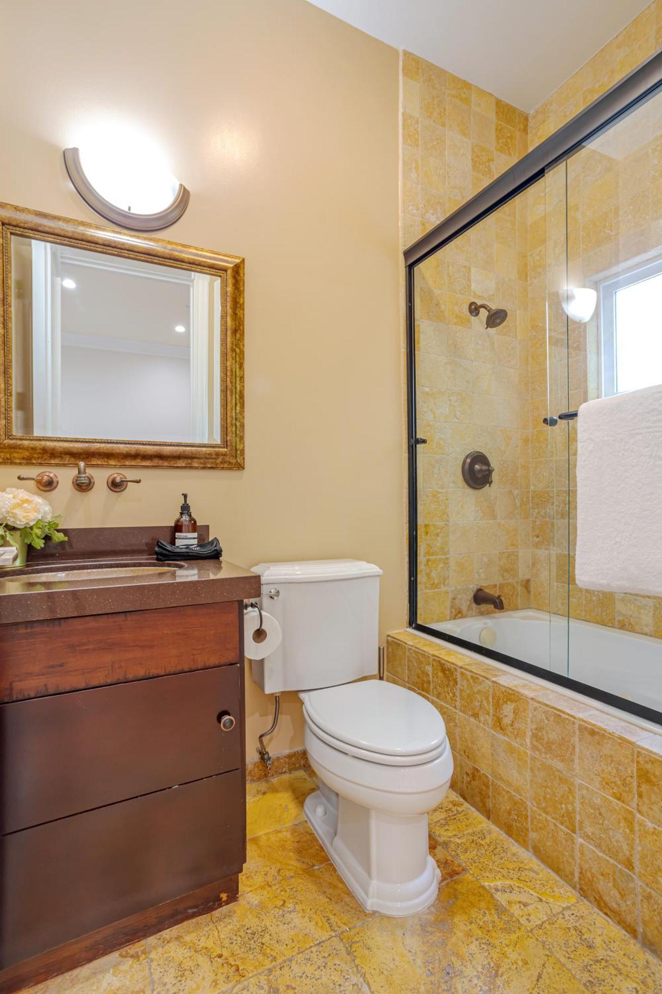 Regal 4 Bed With Hot Tub Close To Universal Sleeps 15 Holiday home Los Angeles