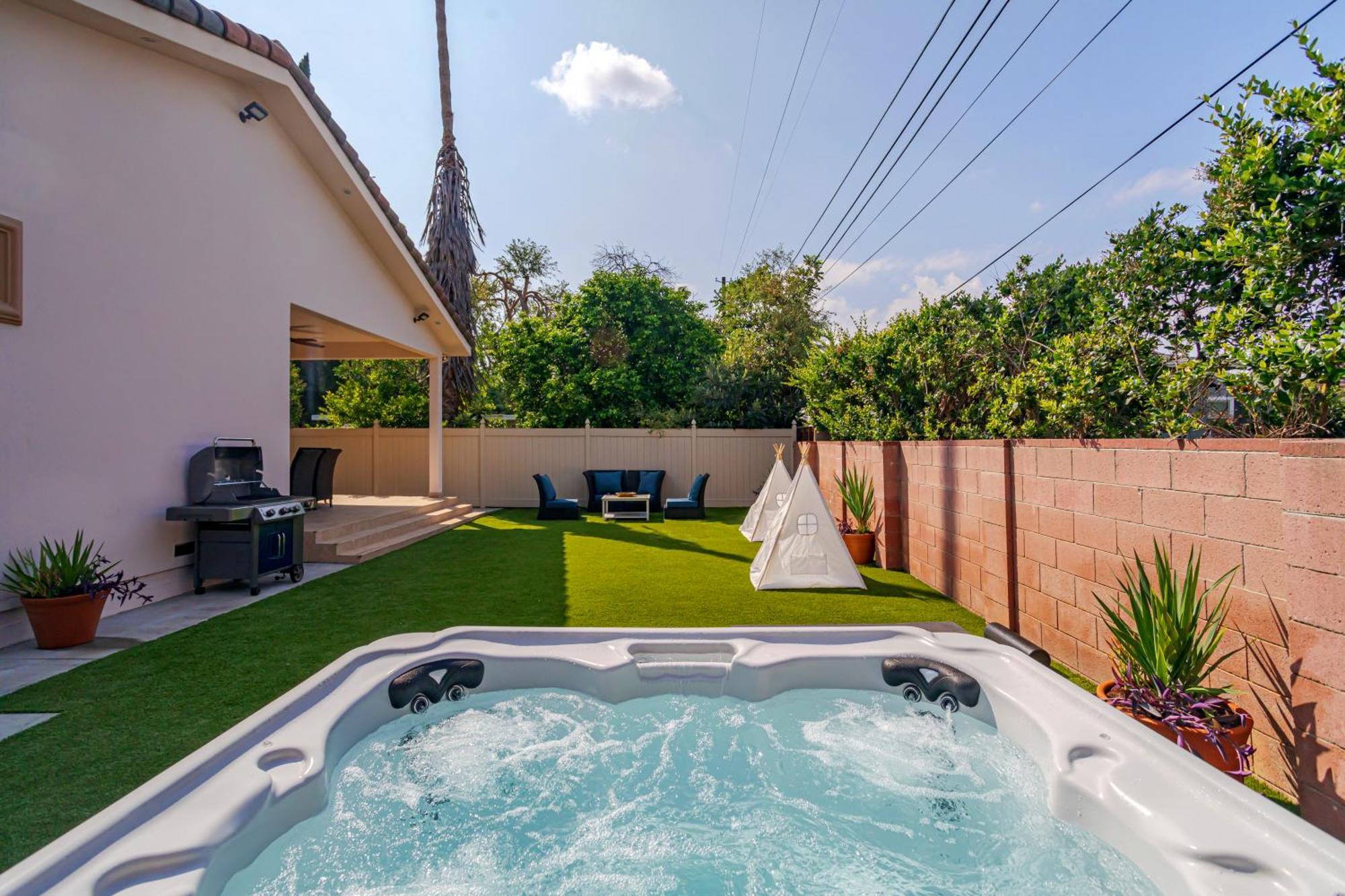 Regal 4 Bed With Hot Tub Close To Universal Sleeps 15 Holiday home Los Angeles