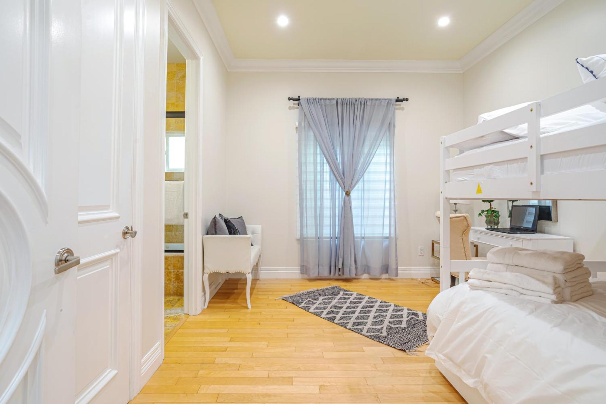 Regal 4 Bed With Hot Tub Close To Universal Sleeps 15