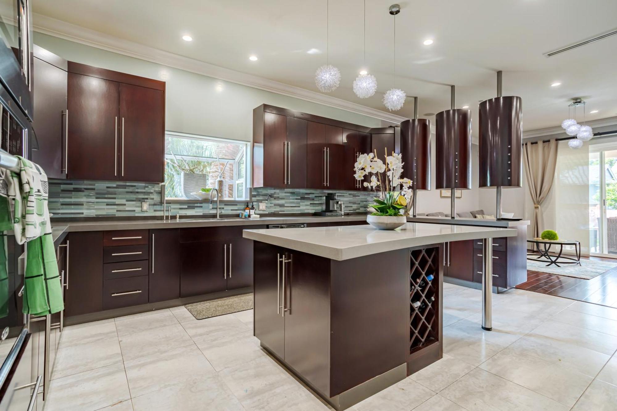 Regal 4 Bed With Hot Tub Close To Universal Sleeps 15 Holiday home Los Angeles