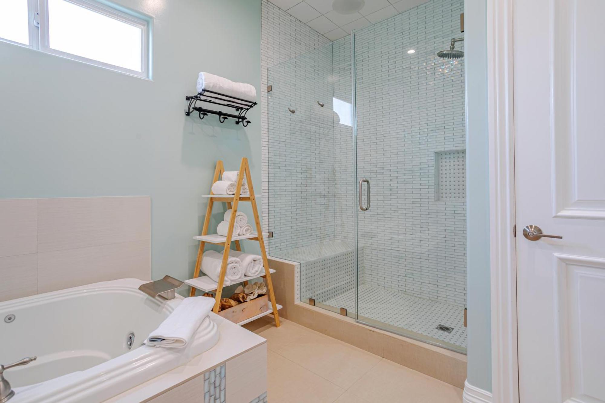 Holiday home Regal 4 Bed With Hot Tub Close To Universal Sleeps 15 Los Angeles